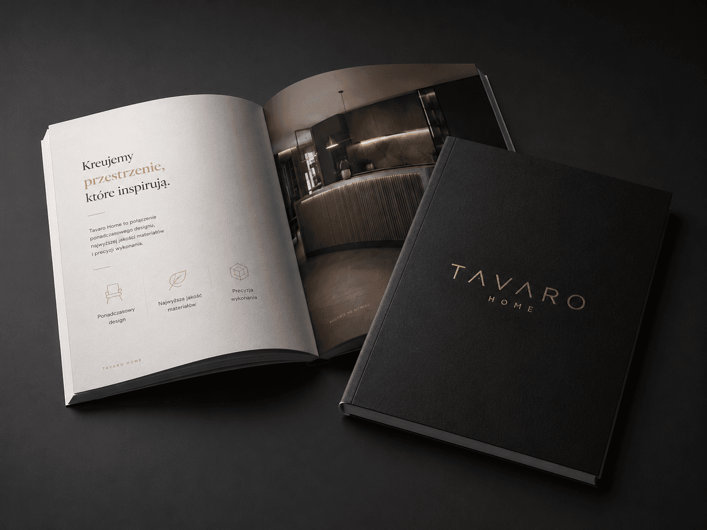 Otwarty katalog TAVARO na kamiennym blacie przy drewnianej zabudowie